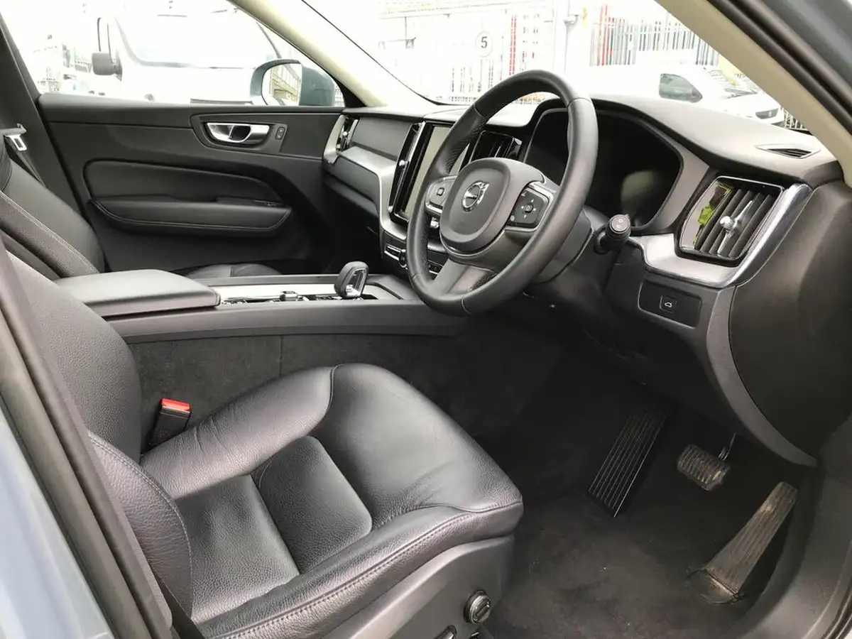 2022-volvo-xc60-20-b5-core-big-8