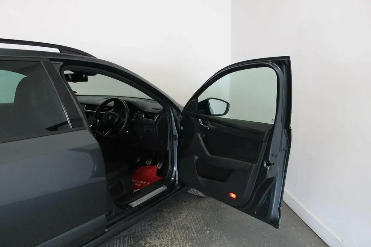 2015-skoda-octavia-20tdi-vrs-estate-big-18