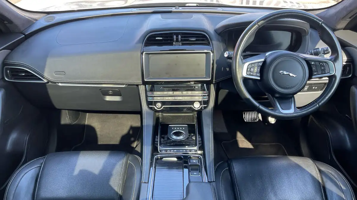 2019-jaguar-f-pace-20-i4d-chequered-flag-180ps-big-10
