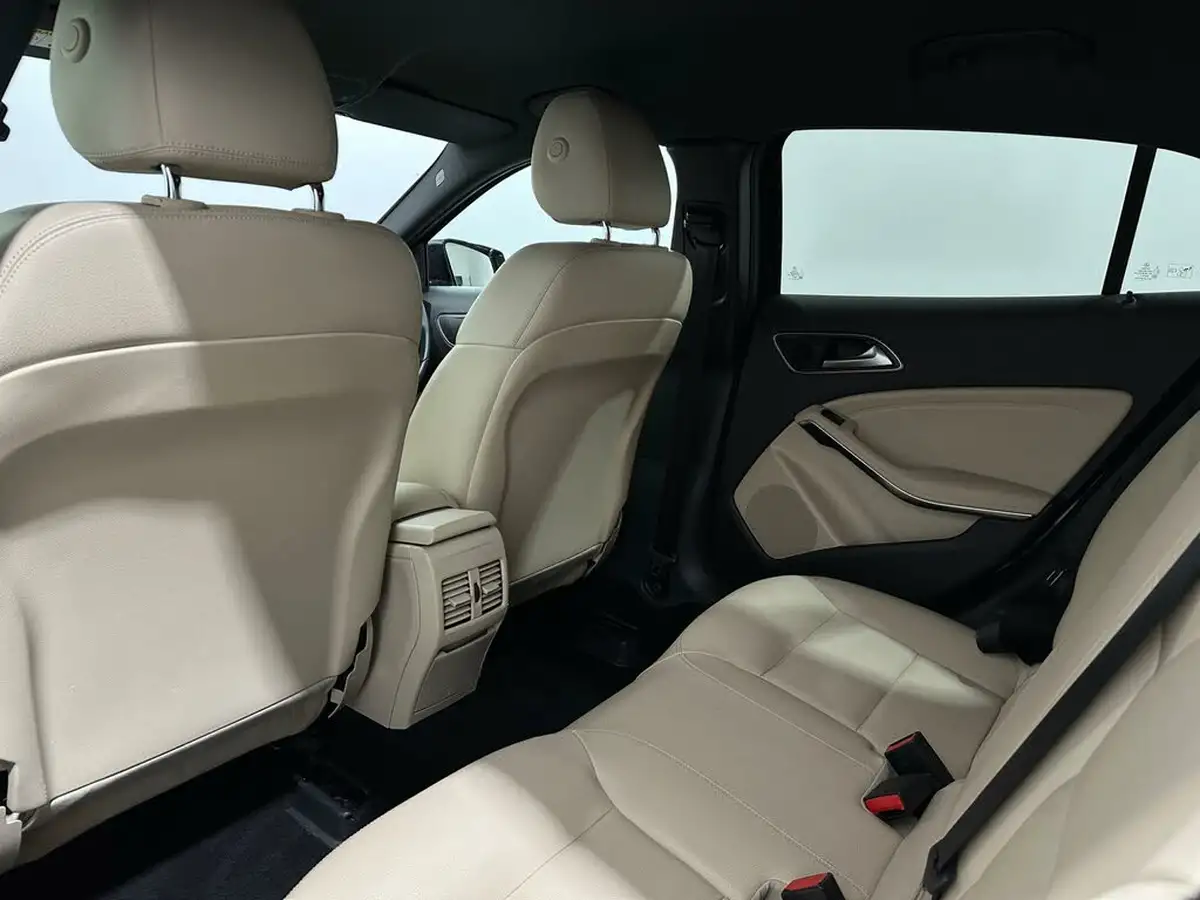 2017-mercedes-benz-gla-class-16-gla-200-sport-big-33