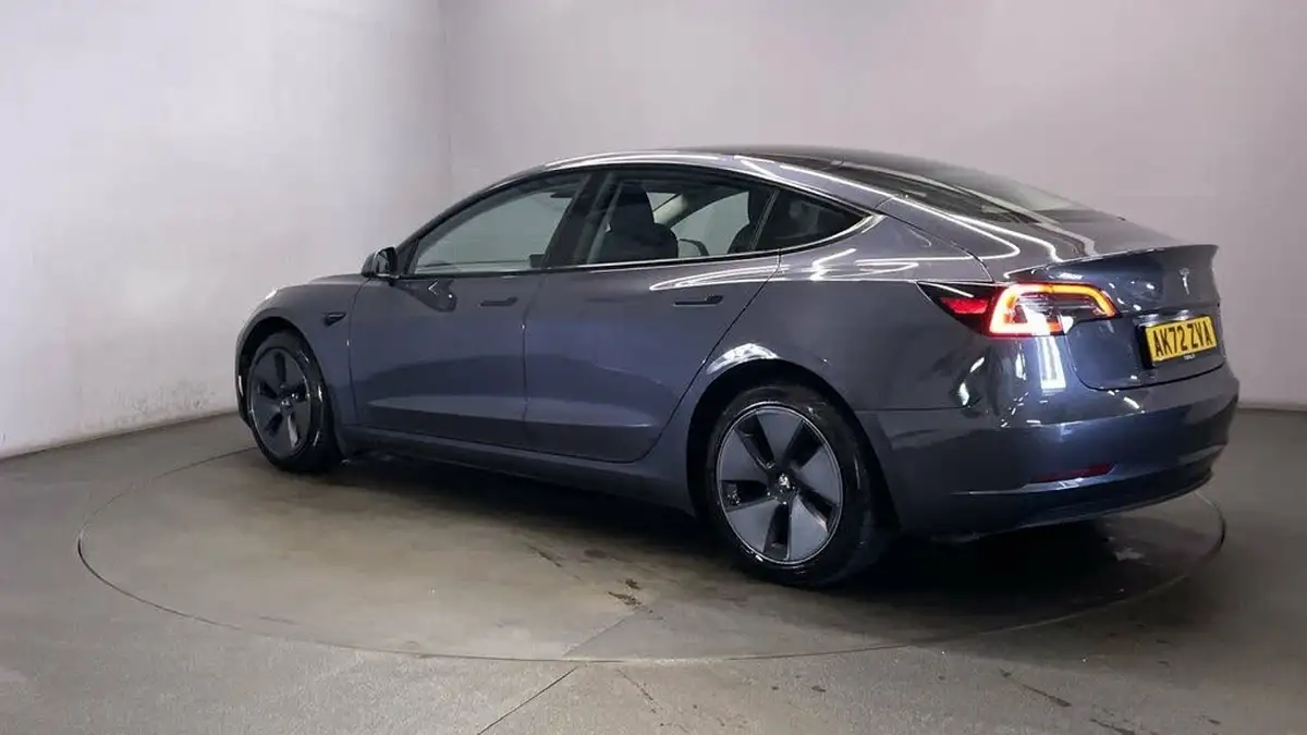 2022-tesla-model-3-e-rwd-big-5