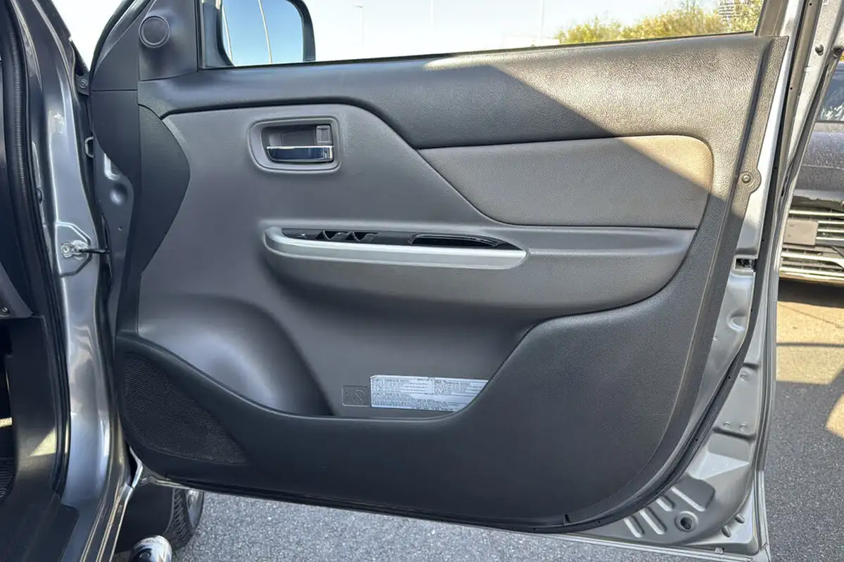 2015-mitsubishi-l200-24di-d-titan-big-25