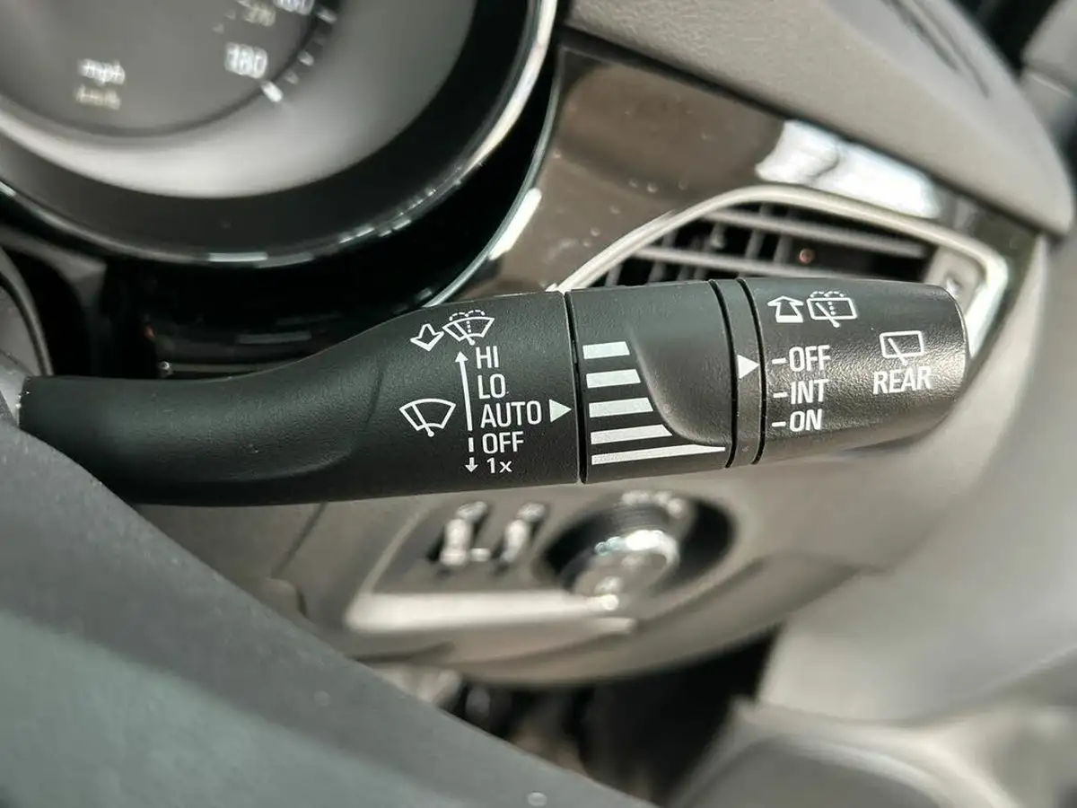 2021-vauxhall-astra-12-turbo-griffin-edition-hatchback-big-18