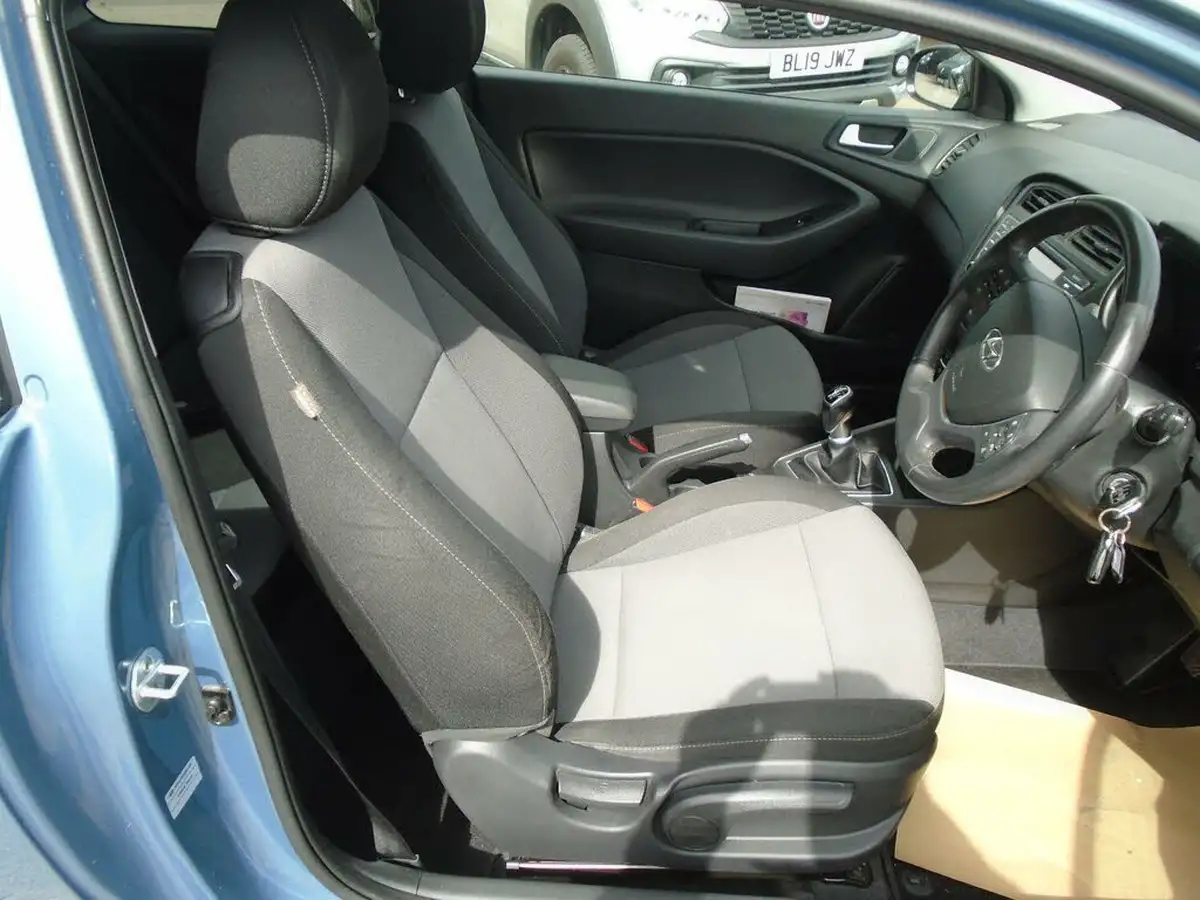 2016-hyundai-i20-10-sport-nav-100ps-big-13
