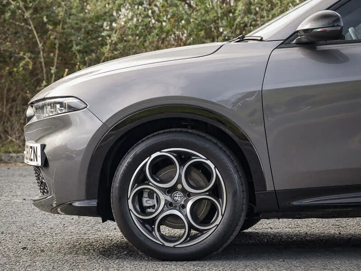 2025-alfa-romeo-tonale-15-sprint-big-13