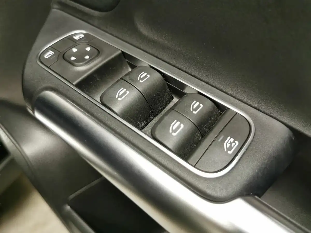 2021-mercedes-benz-gla-class-13-gla-200-amg-line-big-16
