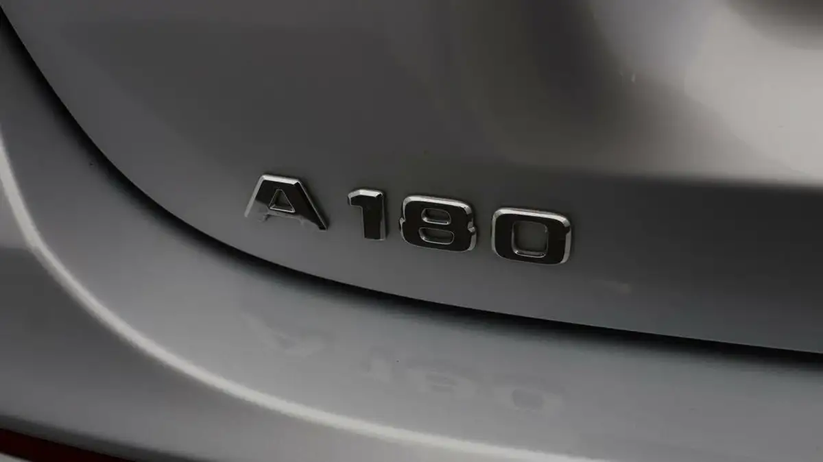 2020-mercedes-benz-a-class-13-a180-se-big-19