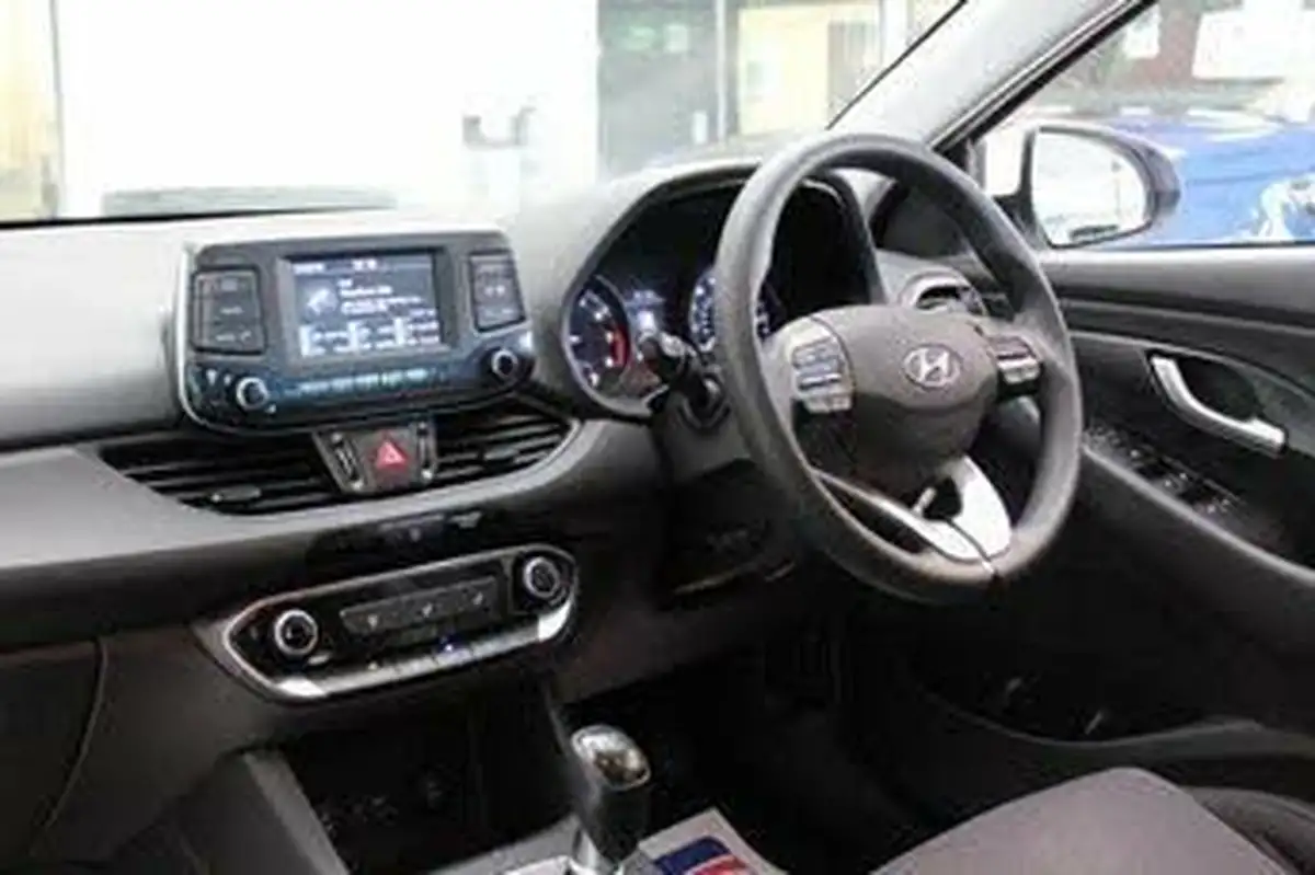 2018-hyundai-i30-10-t-gdi-isg-tourer-big-16