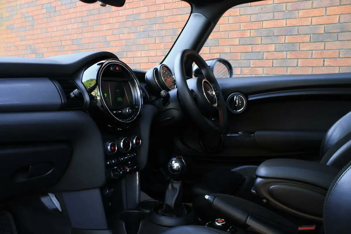 2019-mini-cooper-15-cooper-sport-hatchback-3d-big-16