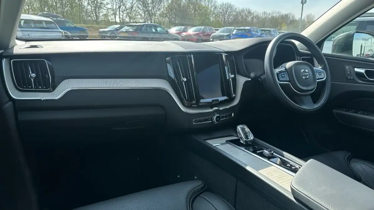 2021-volvo-xc60-20-b5-inscription-big-3