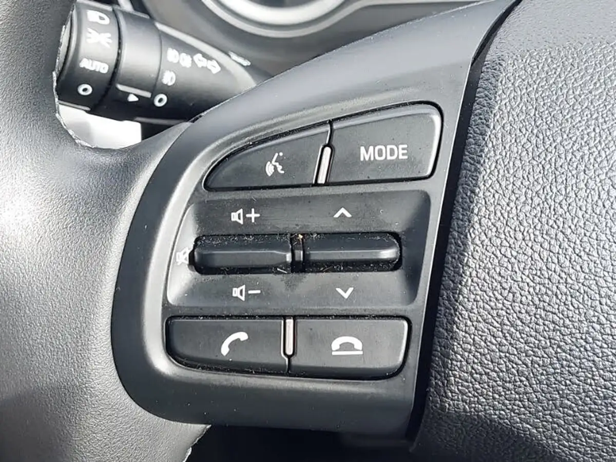 2022-hyundai-i10-12-premium-auto-big-13