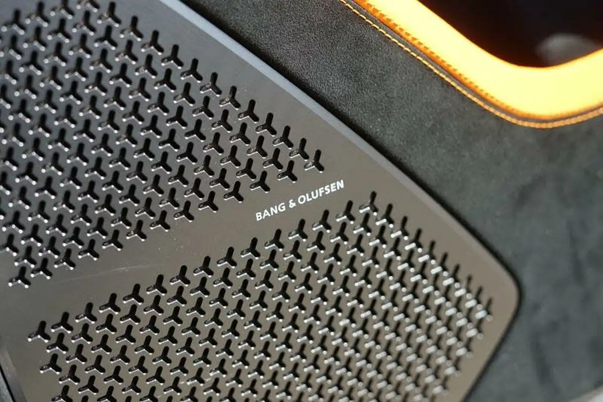 2024-lamborghini-urus-40-no-trim-big-11