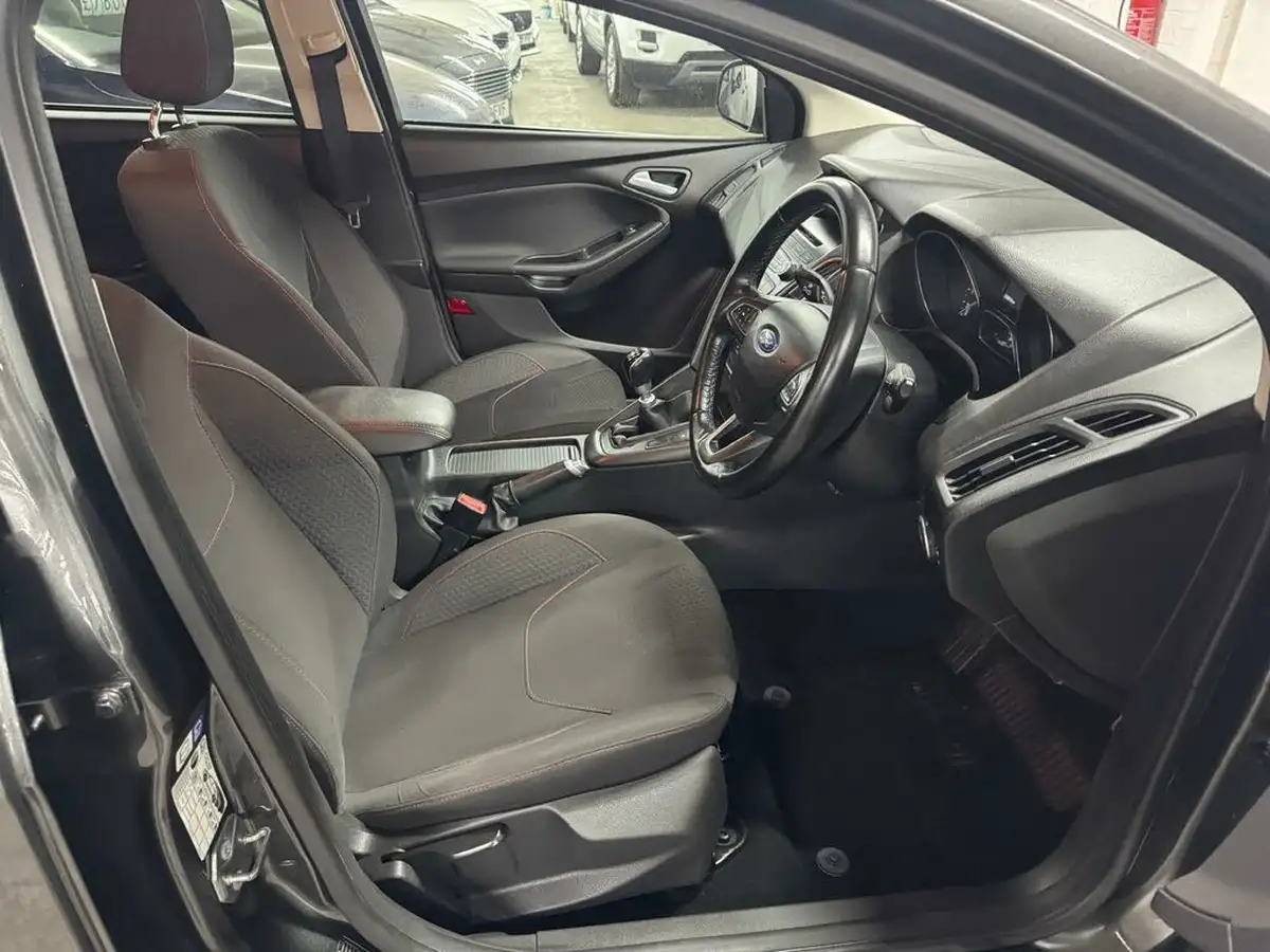 2015-ford-focus-16tdci-zetec-s-hatchback-big-10