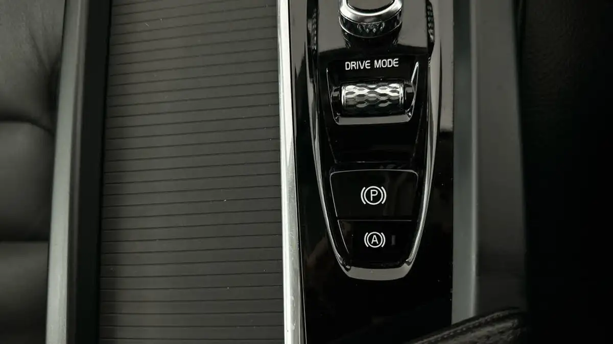 2020-volvo-xc60-20-b5-momentum-big-25