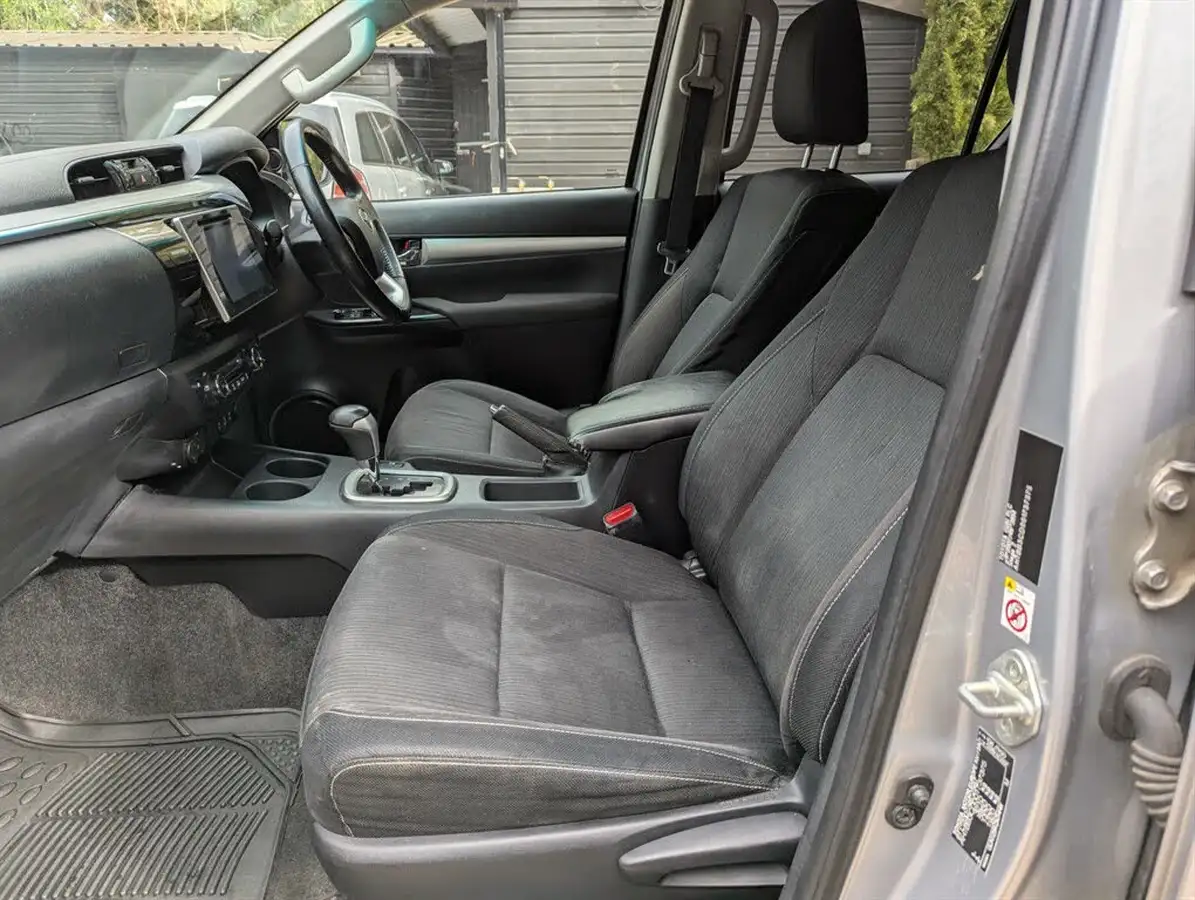 2017-toyota-hi-lux-24d-invincible-auto-big-14