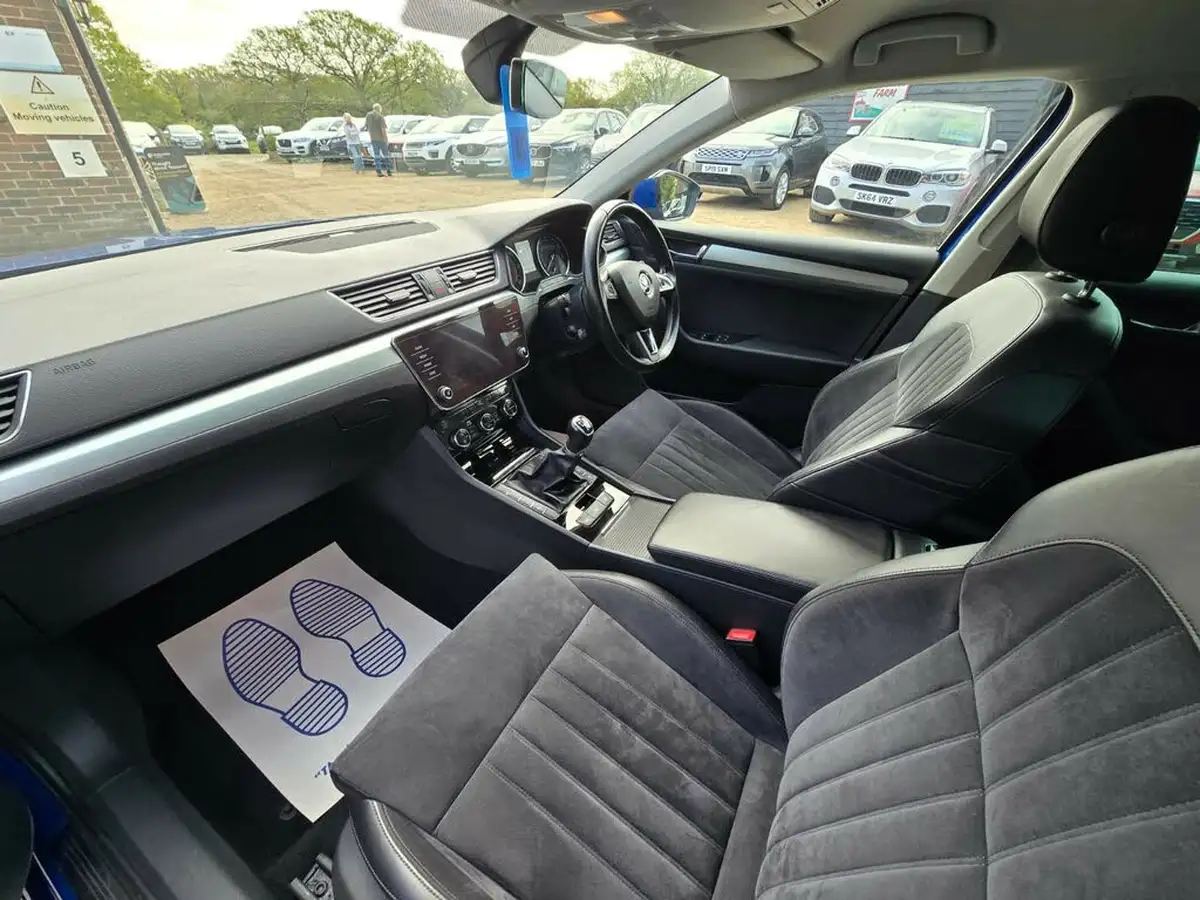 2018-skoda-superb-20tdi-scr-se-technology-hatchback-big-8