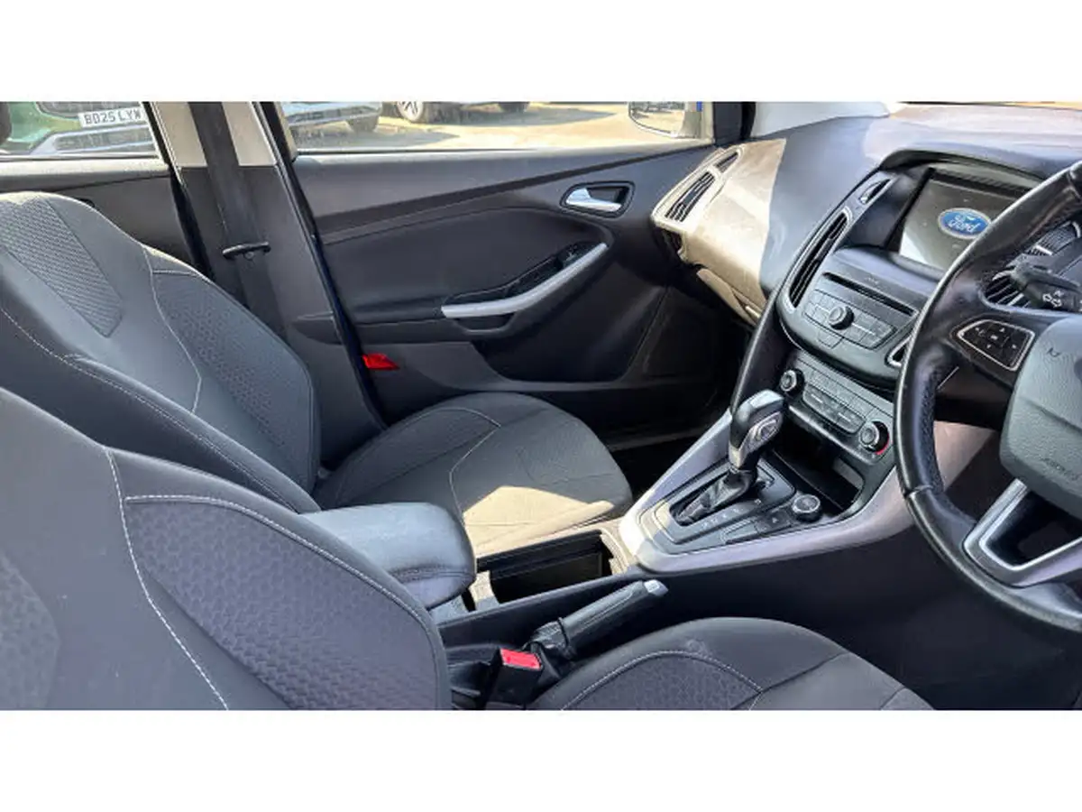 2016-ford-focus-10t-zetec-125ps-hatchback-auto-big-15