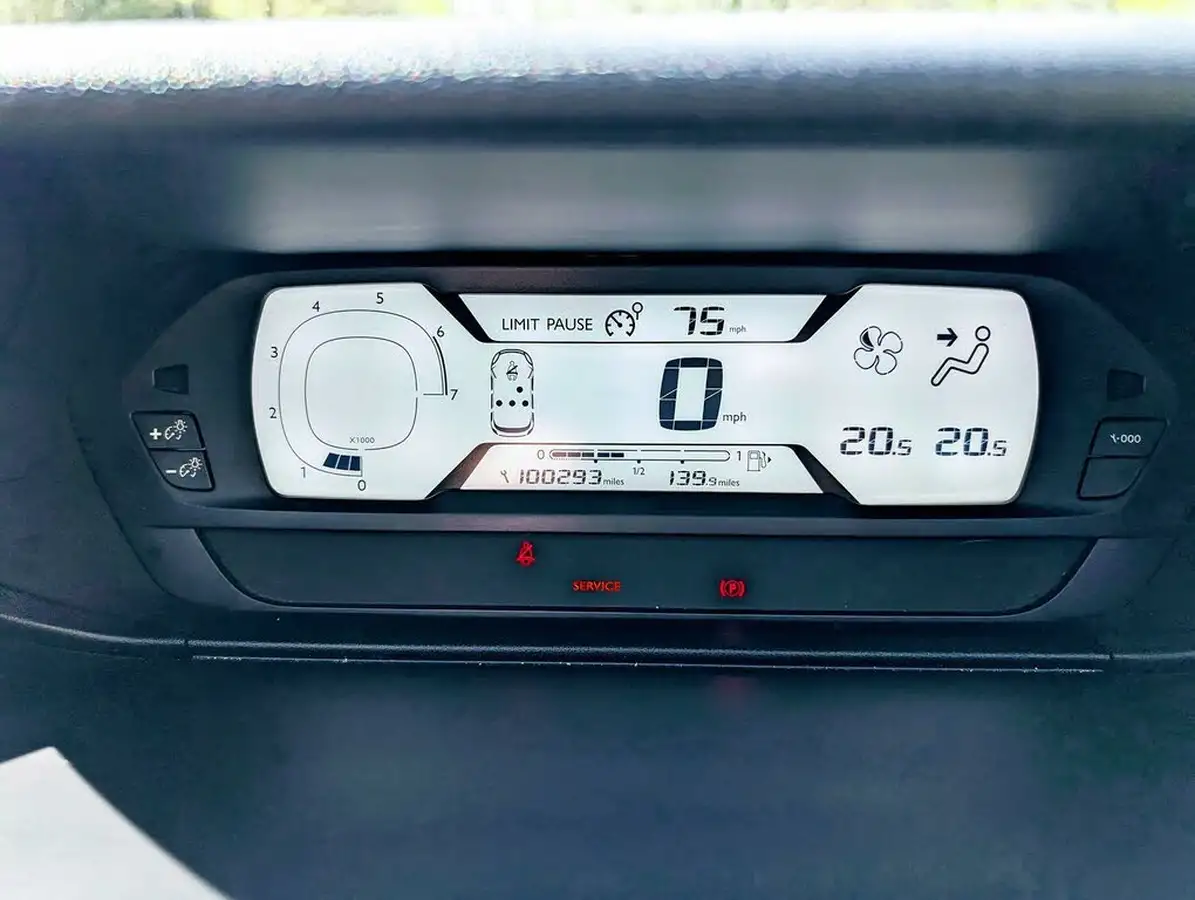 2016-citroen-c4-picasso-12-puretech-vtr-big-10