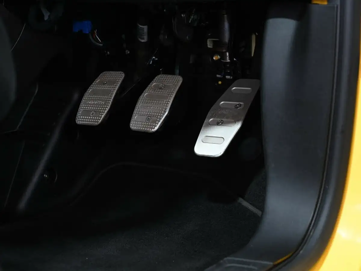 2021-abarth-595-14-tjet-competizione-big-13