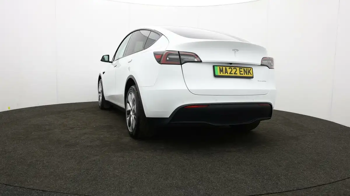 2022-tesla-model-y-e-long-range-big-23