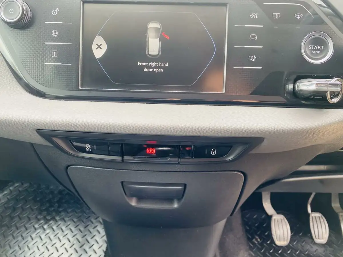 2015-citroen-c4-picasso-12-puretech-vtr-big-19