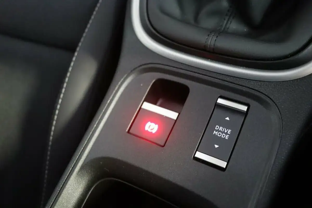 2024-jeep-avenger-12-gse-altitude-big-25