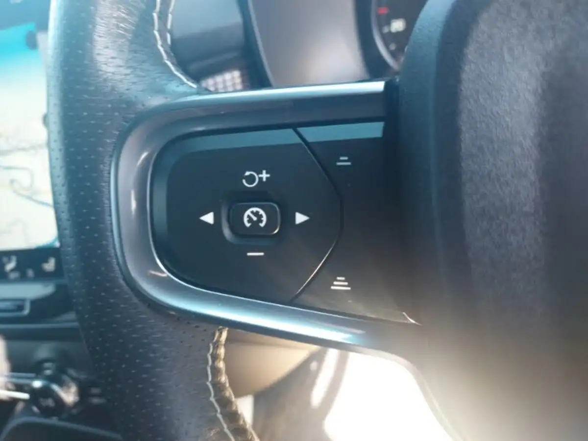 2020-volvo-xc40-15-t3-r-design-big-12