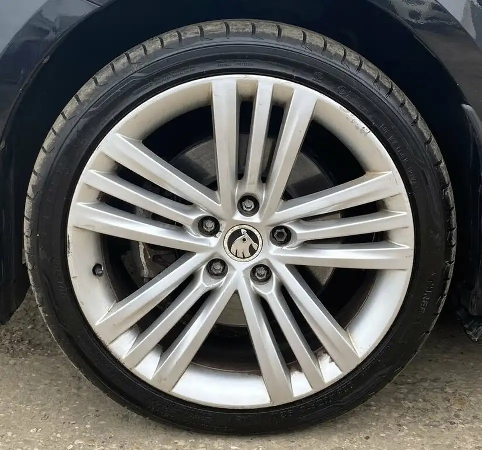 2014-skoda-superb-20tdi-elegance-170ps-hatchback-dsg-big-10