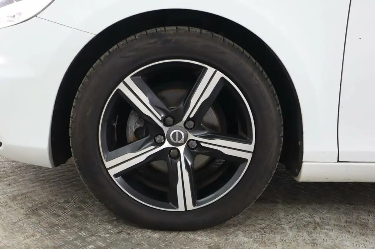 2016-volvo-v40-20td-d2-r-design-big-13