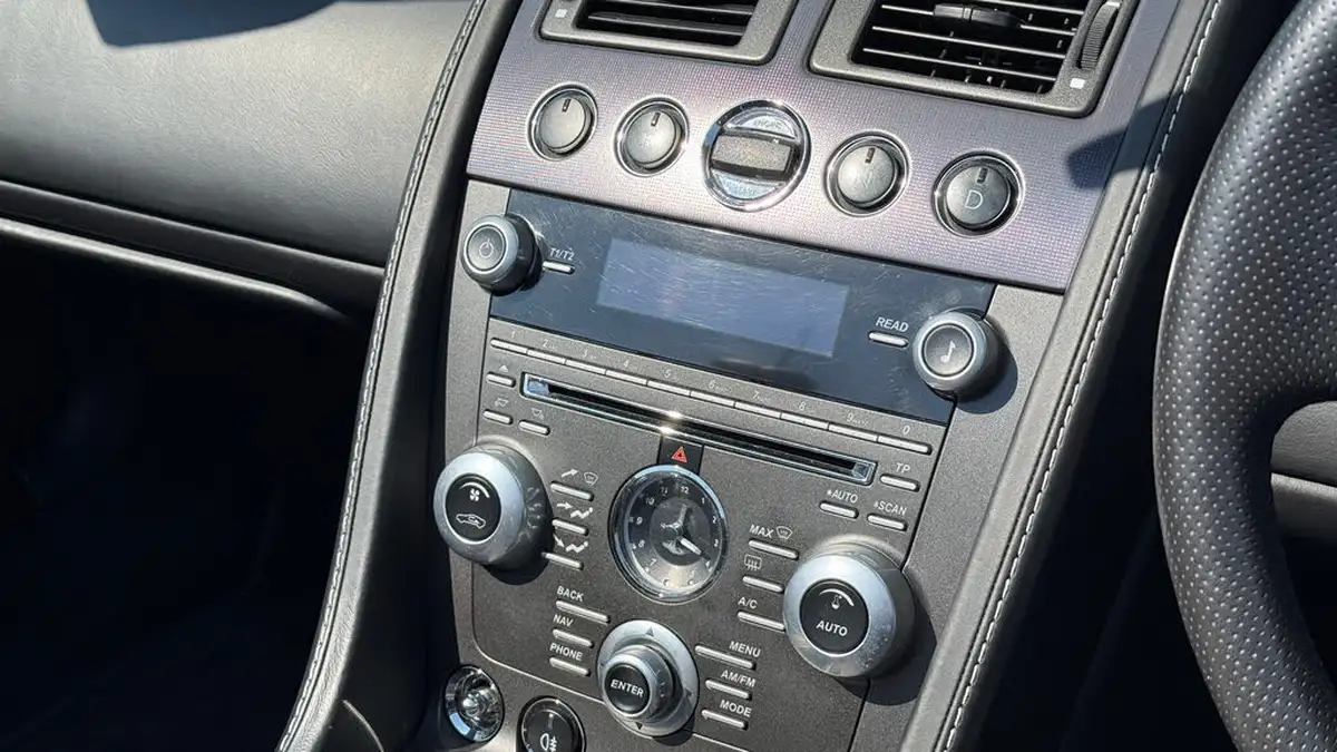 2012-aston-martin-vantage-47-roadster-convertible-sportshift-big-22