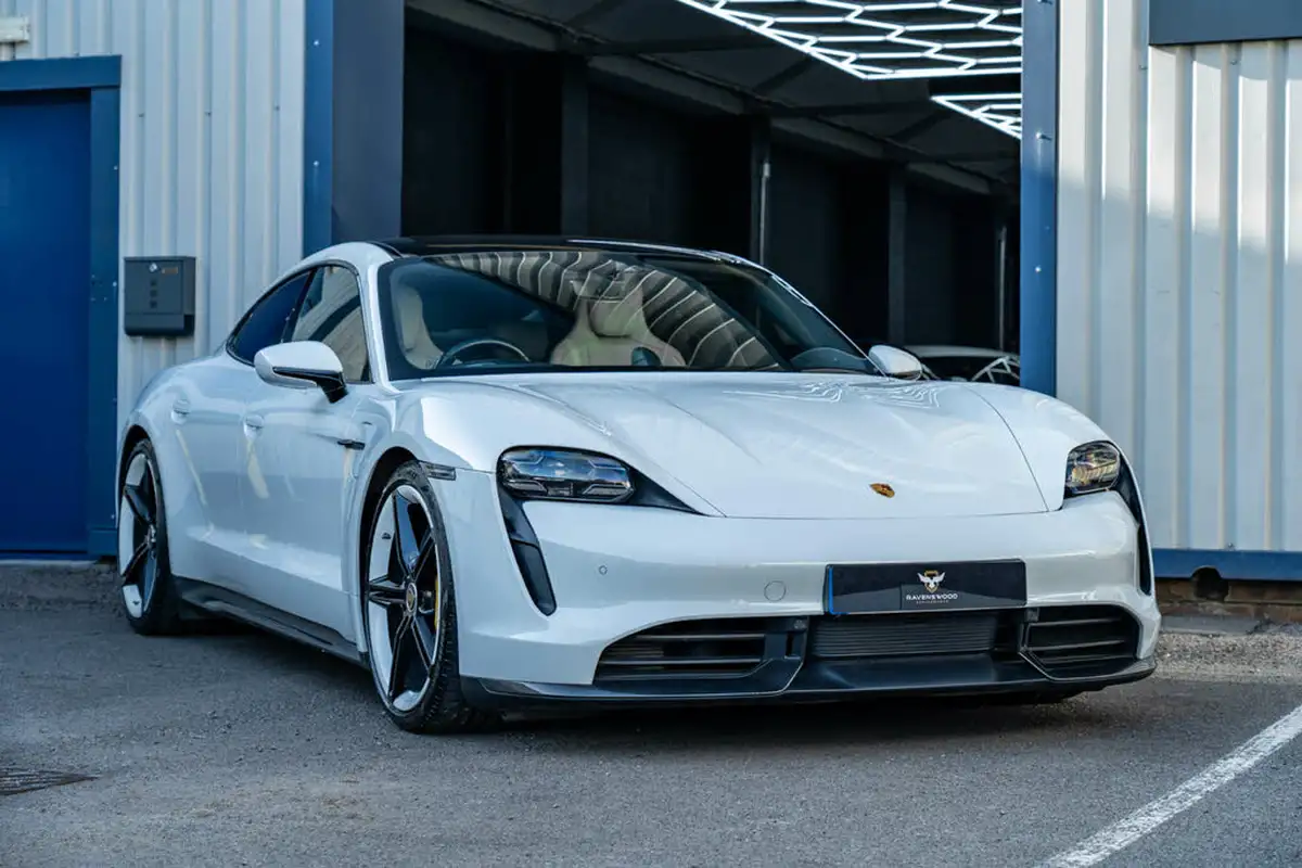 2020-porsche-taycan-e-turbo-s-big-27
