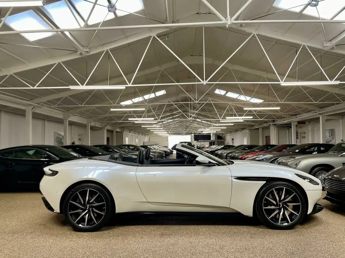 2019-aston-martin-db11-40-v8-big-6