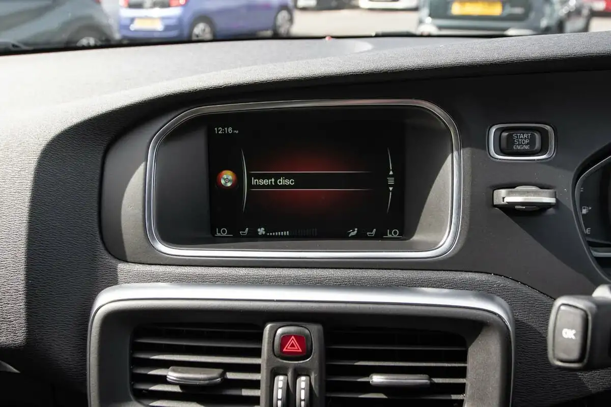 2016-volvo-v40-15-t3-cross-country-pro-big-22