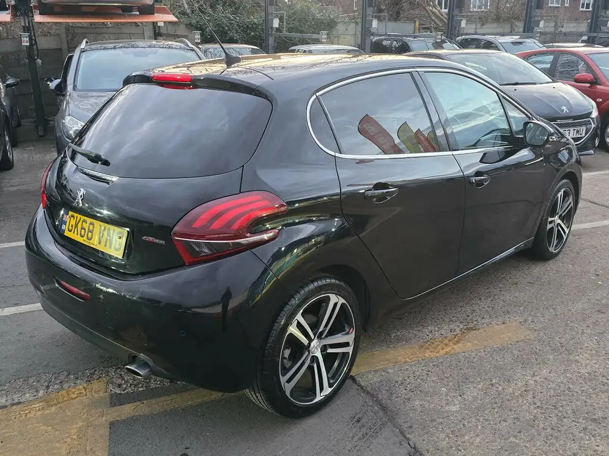 2018-peugeot-208-12-puretech-gt-line-eat6-big-13