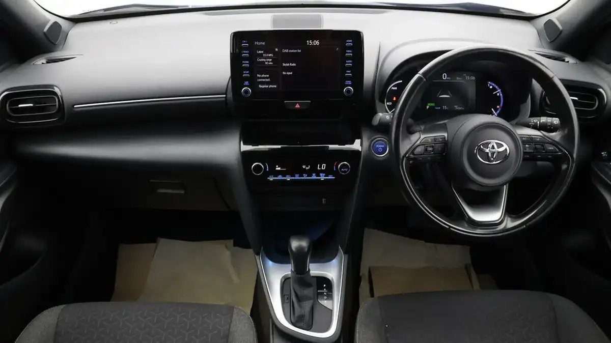 2022-toyota-yaris-15-vvt-i-design-panoramic-roof-big-6