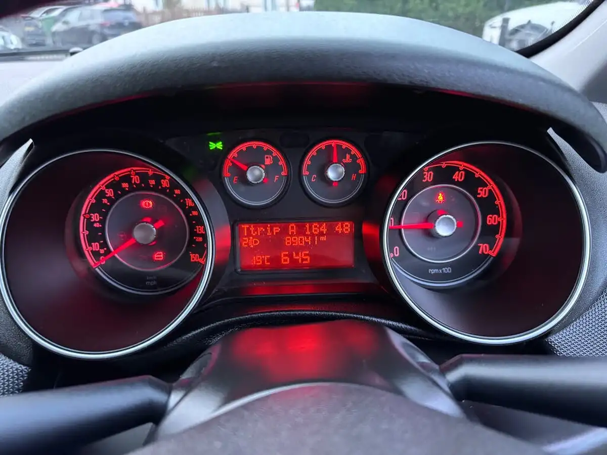 2012-fiat-punto-09-3d-big-35
