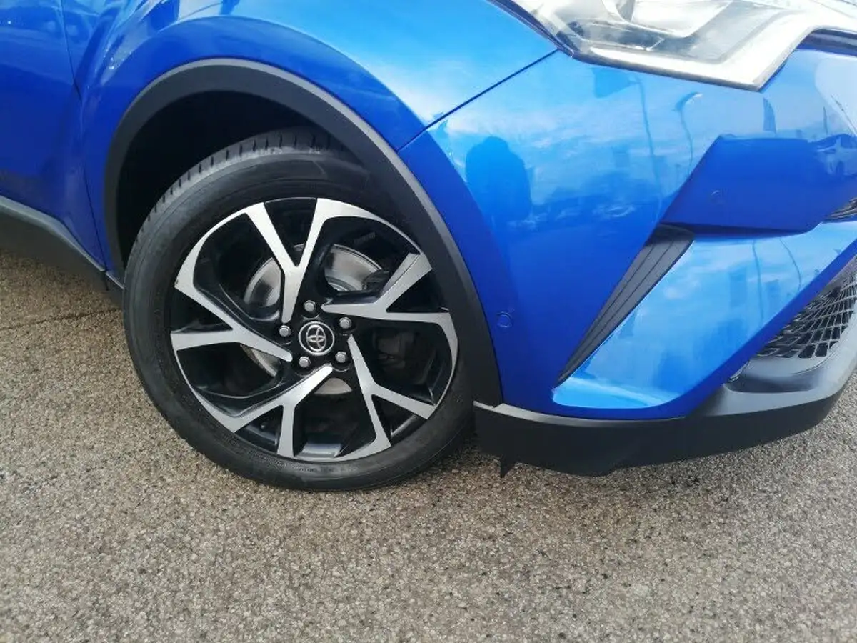 2017-toyota-c-hr-12-dynamic-big-8