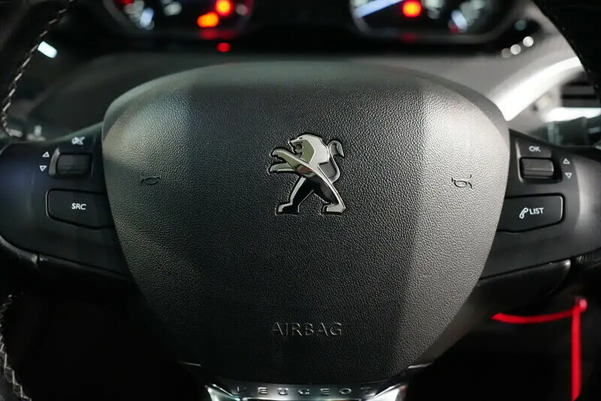 2018-peugeot-208-12-puretech-allure-premium-ss-big-27