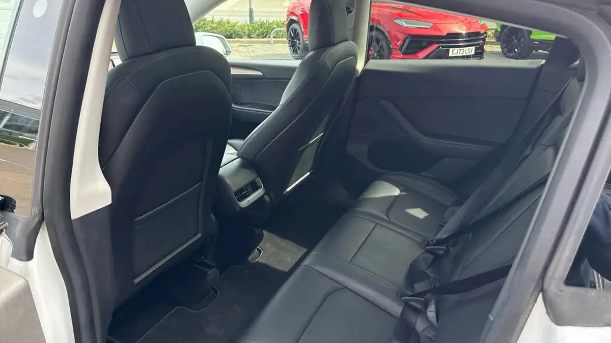 2022-tesla-model-y-e-long-range-big-14