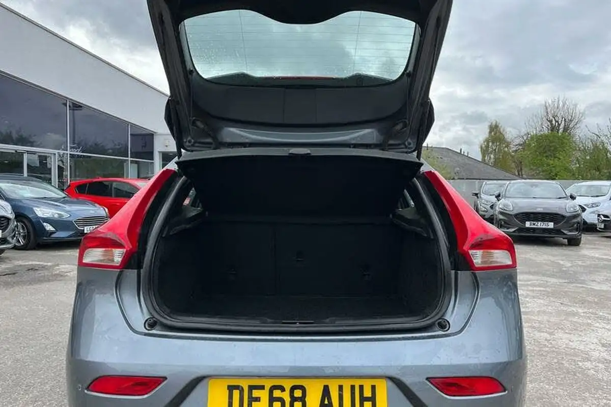 2019-volvo-v40-20td-d2-momentum-nav-plus-big-20