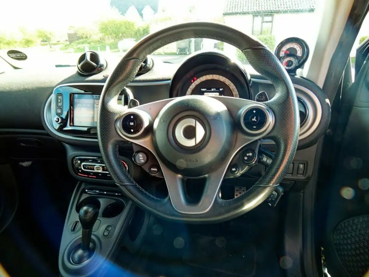 2016-smart-fortwo-09-edition-black-twinamic-big-30