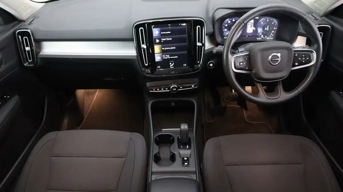 2020-volvo-xc40-20td-d3-momentum-geartronic-big-13