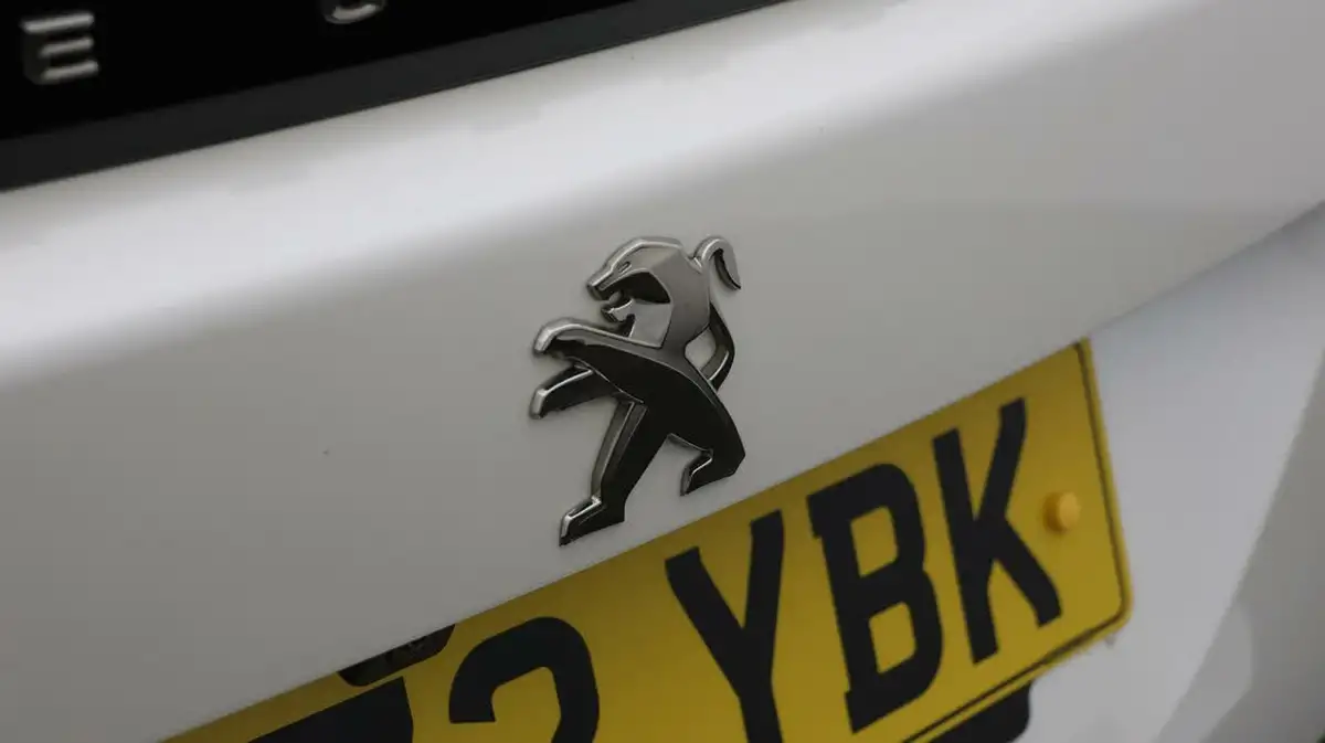 2021-peugeot-2008-suv-e-gt-big-19