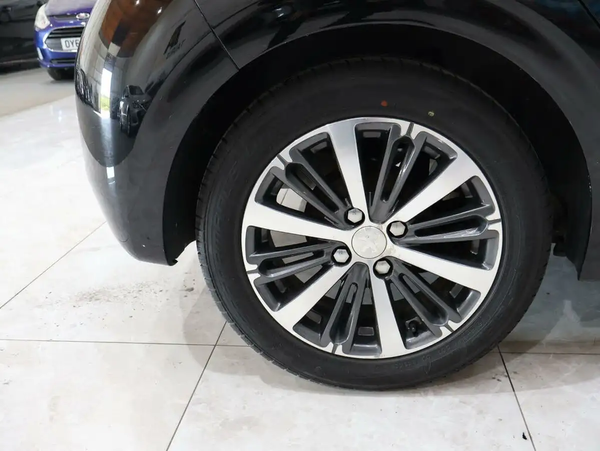 2016-peugeot-208-12-puretech-active-design-lime-5d-big-46