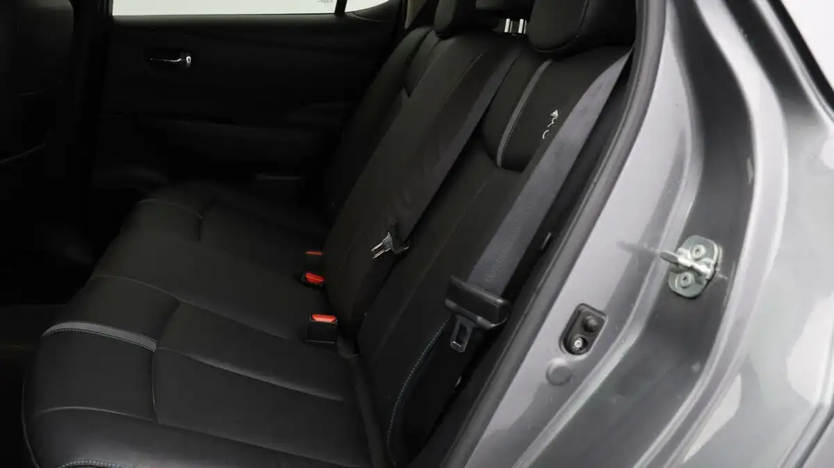 2021-nissan-leaf-e-tekna-big-15