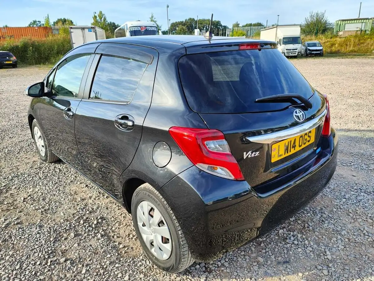 2014-toyota-yaris-big-13