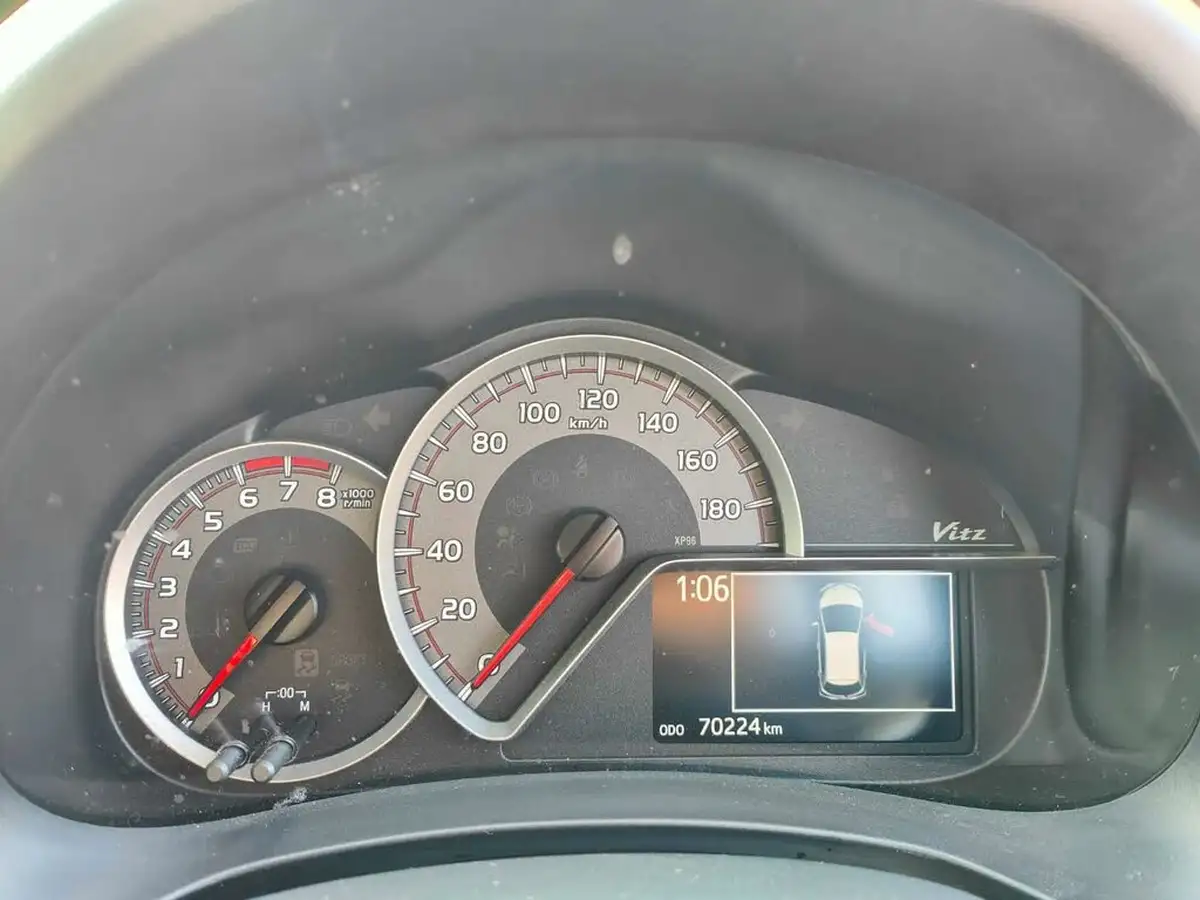 2014-toyota-yaris-big-31