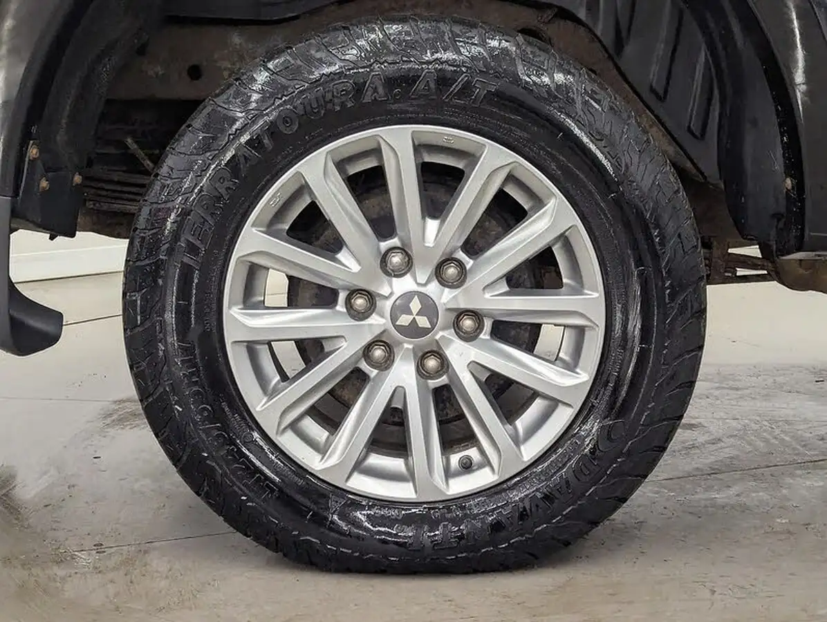 2015-mitsubishi-l200-24di-d-warrior-auto-big-12