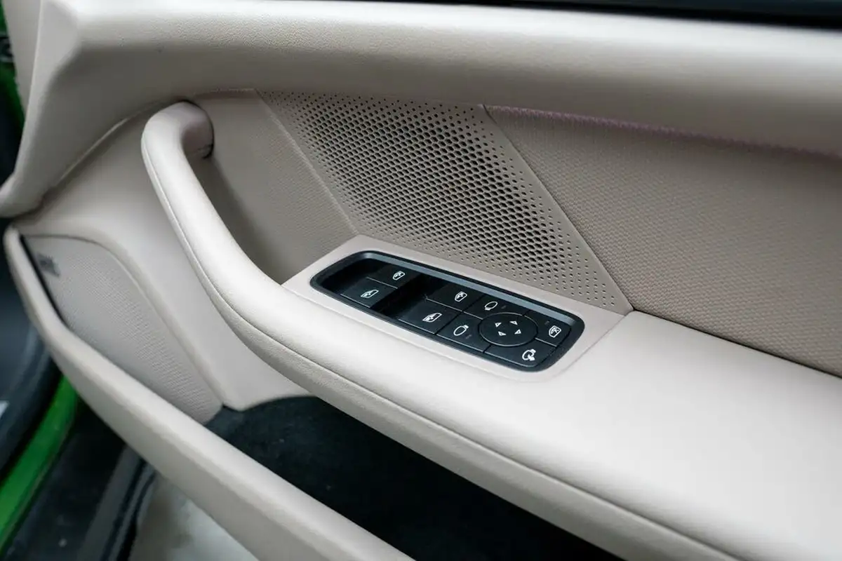 2021-porsche-taycan-e-4s-cross-turismo-awd-big-30