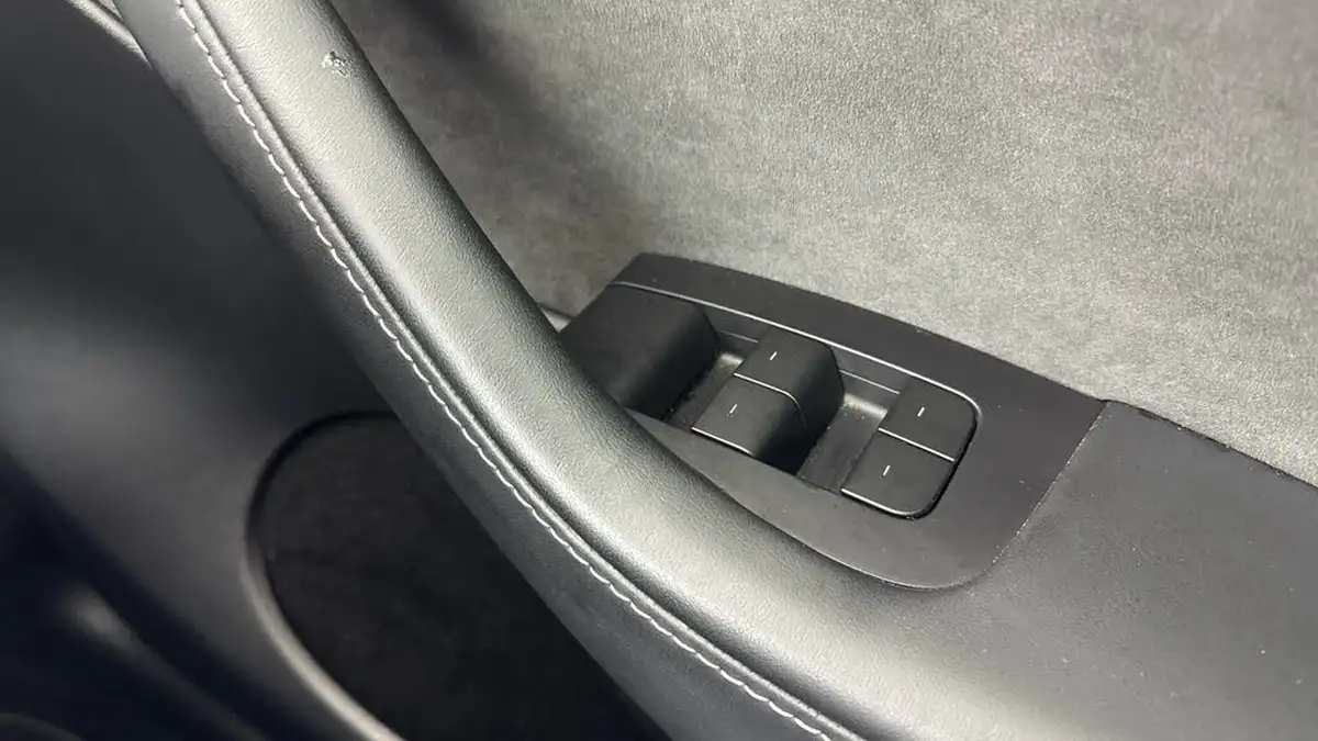 2022-tesla-model-y-e-long-range-big-17